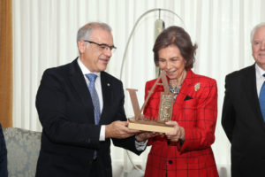 La Reina Dª Sofía recoge el premio Albéitar 2016 de manos de los presidentes de las Corporaciones Colegiales Andaluzas