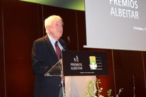 El profesor laureado Peter Doherty, Premio Nobel de Medicina en 1996