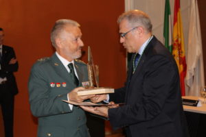 El presidente del CACV haciendo entrega del Premio Albéitar, en su categoría Institucional, a Vicente Pérez, General de Brigada Jefe del SEPRONA.