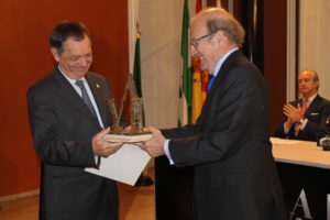 El Dr. Vallat, Premio Albéitar en su categoría Científica, recibe el trofeo de manos de Pedro Rodríguez, alcalde de Huelva.