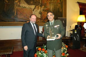 El Rector de la UGR entregó al General Aguilera el Premio en su categoría institucional para la Veterinaria Militar.