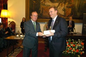 Gonzalo Giner recoge el premio de manos de Juan Antonio Mérida, Primer Teniente Alcalde del Ayuntamiento de Granada.