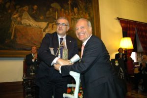 Manuel Sánchez Vizcaíno recogiendo el premio de manos de Fidel Astudillo.