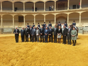 Los presidentes y representantes de los Colegios de Veterinarios andaluces junto a los premiados en la Plaza de Toros de la Real Maestranza de Ronda tras la ceremonia.